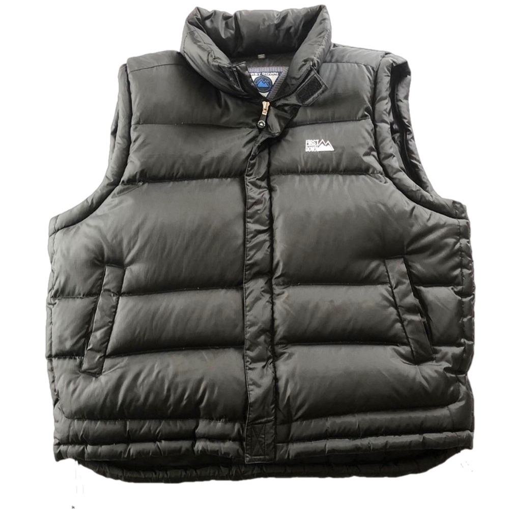First Down Black Puffer Vest. Two interior security pockets. Waist drawstring XL